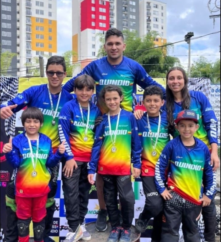 QUINDIANOS CORRERAN VALIDAS DE BMX EN LA PISTA DEL PARQUE DE RECREACION